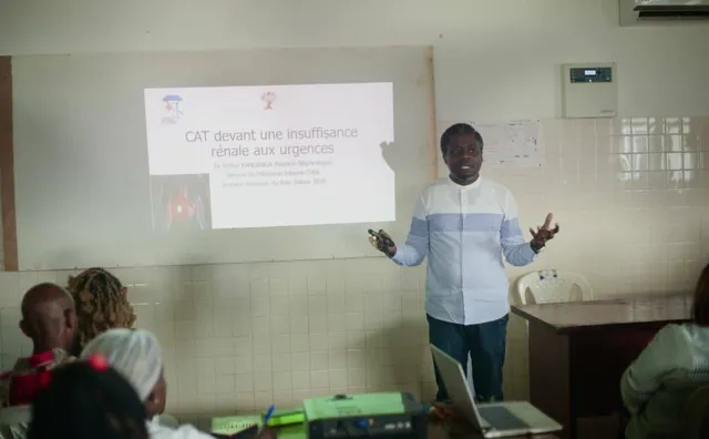 A doctor gives a lecture on managing acute kidney injury in the emergency department
