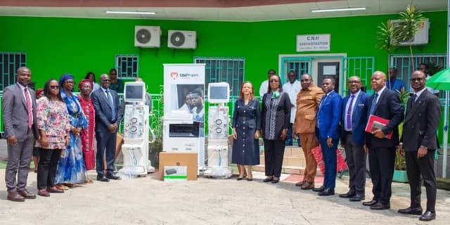 Remise du don de la Fondation UbiPharm devant le Centre National d’Hémodialyse : la délégation entoure deux générateurs de dialyse et une imprimante